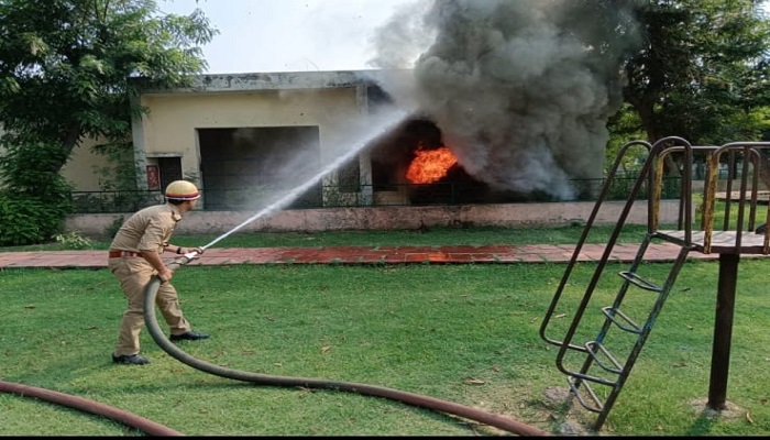 ग्रेटर नोएडा के एनपीसीएल बिजली घर में लगी आग:कई घंटों बाद फायर सर्विस यूनिट ने पाया आग पर काबू 